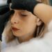 Testimonio programa de gestión Sentir & Ser 2 Makeup artist expertly applies eyeliner to relaxed woman in salon setting.